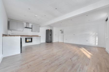 2 bedroom Flat to let in High Street, Maidenhead, SL6