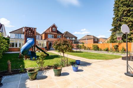 5 bedroom Detached house for sale in Quaves Road, Slough, SL3