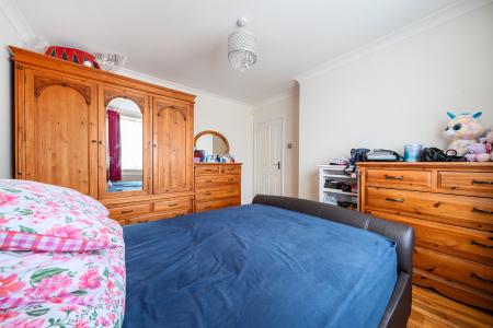5 bedroom Detached house for sale in Quaves Road, Slough, SL3