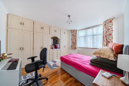 5 bedroom Detached house for sale in Quaves Road, Slough, SL3