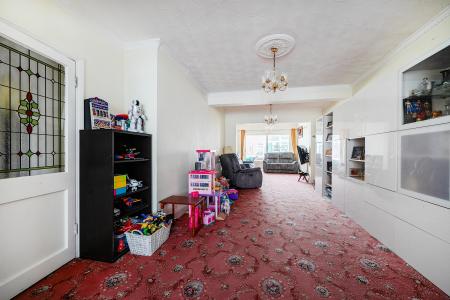 5 bedroom Detached house for sale in Quaves Road, Slough, SL3