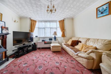 5 bedroom Detached house for sale in Quaves Road, Slough, SL3