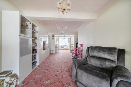 5 bedroom Detached house for sale in Quaves Road, Slough, SL3