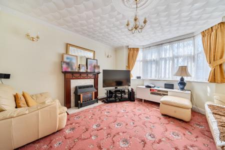 5 bedroom Detached house for sale in Quaves Road, Slough, SL3