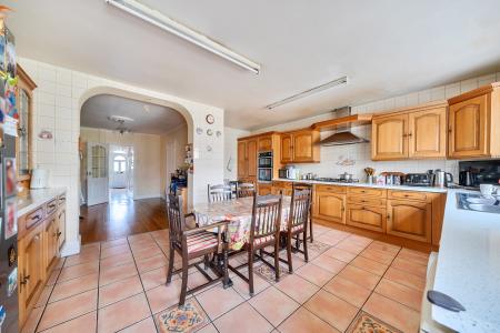 5 bedroom Detached house for sale in Quaves Road, Slough, SL3