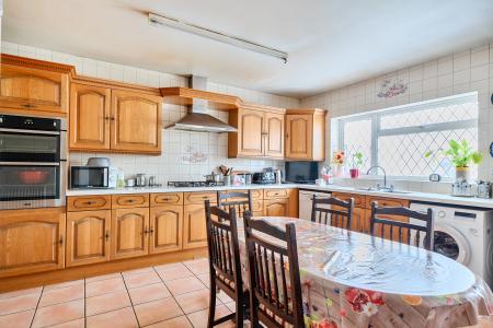 5 bedroom Detached house for sale in Quaves Road, Slough, SL3
