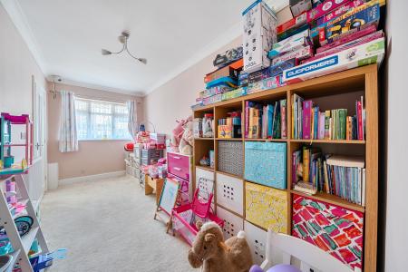 5 bedroom Detached house for sale in Quaves Road, Slough, SL3