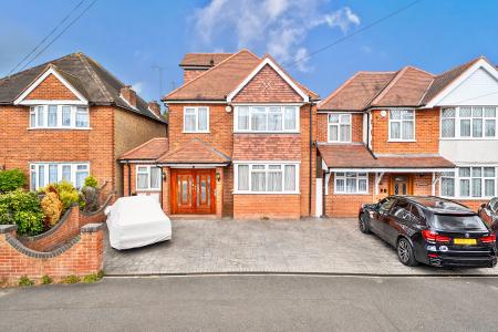 4 bedroom Detached house for sale in Quaves Road, Slough, SL3