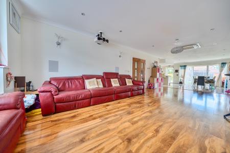 4 bedroom Detached house for sale in Quaves Road, Slough, SL3