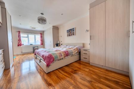 4 bedroom Detached house for sale in Quaves Road, Slough, SL3