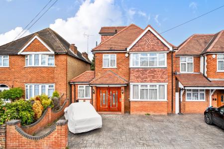 4 bedroom Detached house for sale in Quaves Road, Slough, SL3