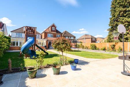 4 bedroom Detached house for sale in Quaves Road, Slough, SL3