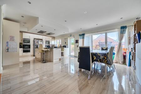 4 bedroom Detached house for sale in Quaves Road, Slough, SL3