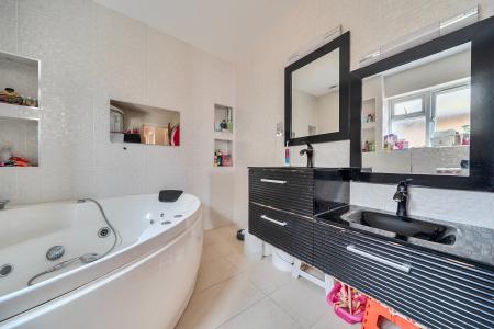 4 bedroom Detached house for sale in Quaves Road, Slough, SL3