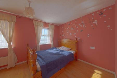 5 bedroom Town house to let in Hurworth Avenue, Langley, SL3