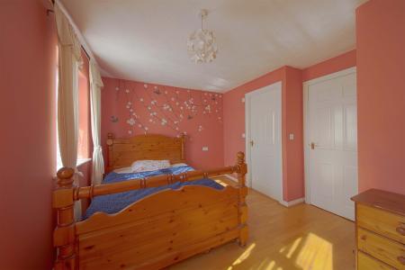 5 bedroom Town house to let in Hurworth Avenue, Langley, SL3
