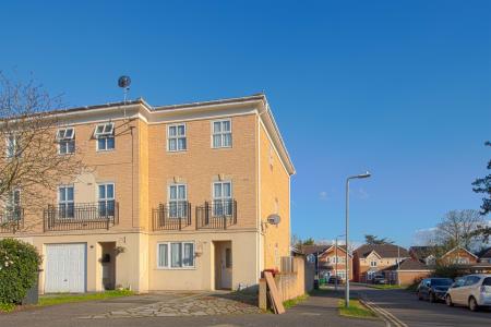 5 bedroom Town house to let in Hurworth Avenue, Langley, SL3