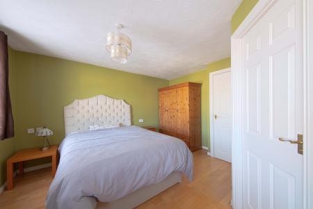 5 bedroom Town house to let in Hurworth Avenue, Langley, SL3