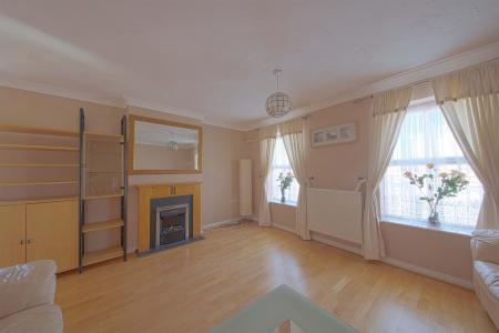 5 bedroom Town house to let in Hurworth Avenue, Langley, SL3