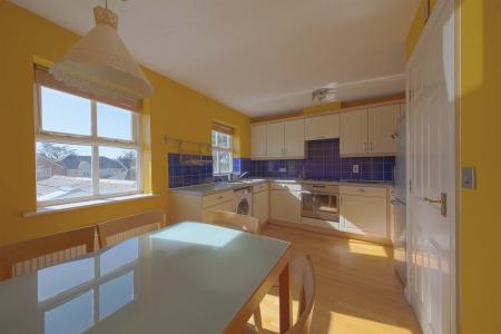 5 bedroom Town house to let in Hurworth Avenue, Langley, SL3