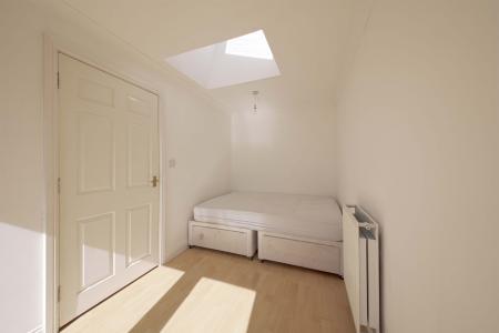 5 bedroom Town house to let in Hurworth Avenue, Langley, SL3