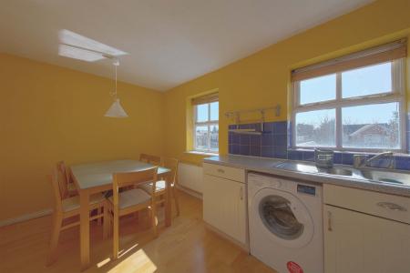 5 bedroom Town house to let in Hurworth Avenue, Langley, SL3