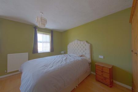5 bedroom Town house to let in Hurworth Avenue, Langley, SL3