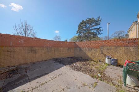5 bedroom Town house to let in Hurworth Avenue, Langley, SL3