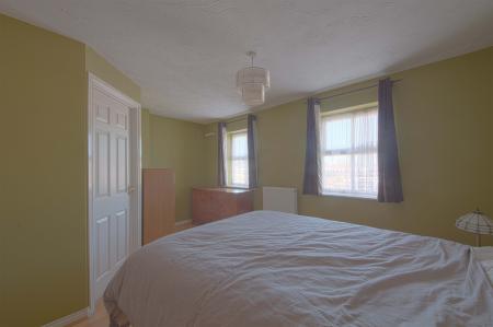 5 bedroom Town house to let in Hurworth Avenue, Langley, SL3