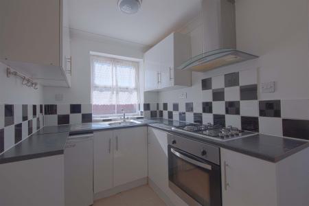 5 bedroom Town house to let in Hurworth Avenue, Langley, SL3