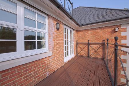 2 bedroom Flat to let in Robin Hill, Maidenhead, SL6