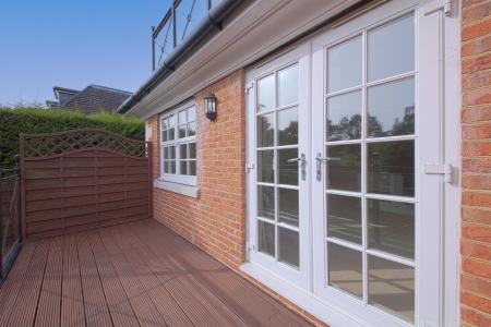 2 bedroom Flat to let in Robin Hill, Maidenhead, SL6