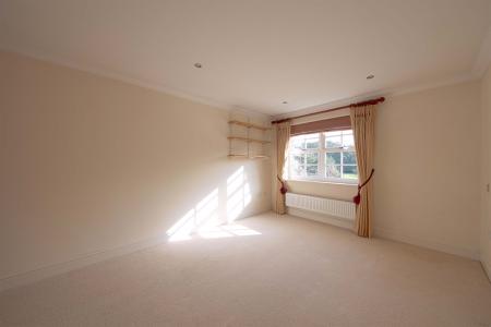 2 bedroom Flat to let in Robin Hill, Maidenhead, SL6