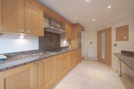 2 bedroom Flat to let in Robin Hill, Maidenhead, SL6