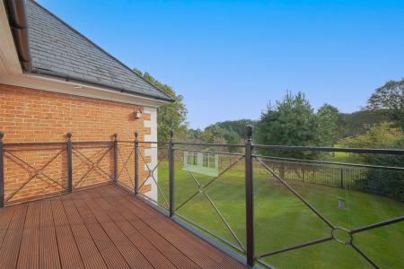 2 bedroom Flat to let in Robin Hill, Maidenhead, SL6