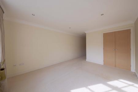 2 bedroom Flat to let in Robin Hill, Maidenhead, SL6