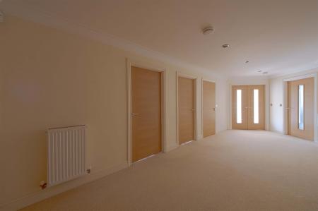 2 bedroom Flat to let in Robin Hill, Maidenhead, SL6