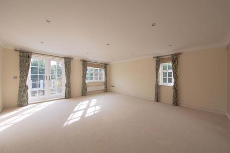 2 bedroom Flat to let in Robin Hill, Maidenhead, SL6