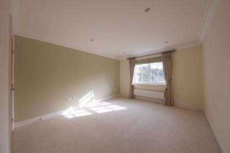 2 bedroom Flat to let in Robin Hill, Maidenhead, SL6