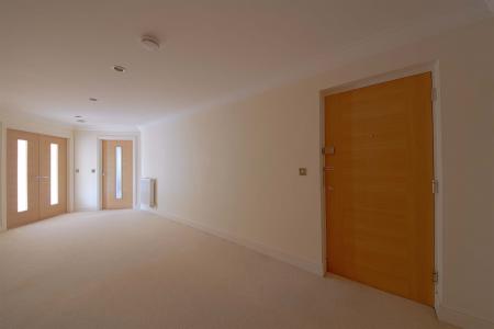 2 bedroom Flat to let in Robin Hill, Maidenhead, SL6