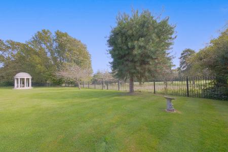 2 bedroom Flat to let in Robin Hill, Maidenhead, SL6