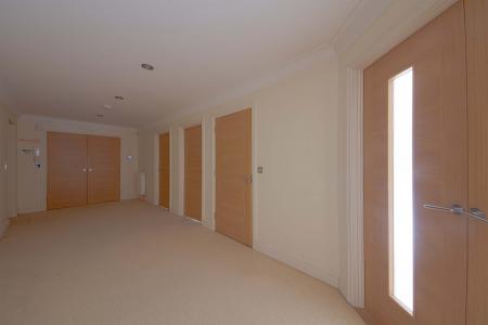 2 bedroom Flat to let in Robin Hill, Maidenhead, SL6