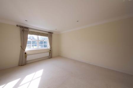 2 bedroom Flat to let in Robin Hill, Maidenhead, SL6