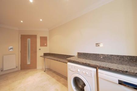 2 bedroom Flat to let in Robin Hill, Maidenhead, SL6