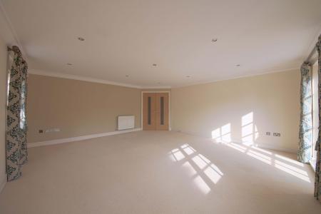 2 bedroom Flat to let in Robin Hill, Maidenhead, SL6