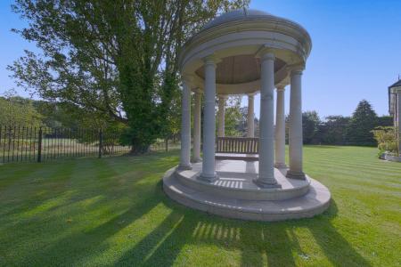 2 bedroom Flat to let in Robin Hill, Maidenhead, SL6