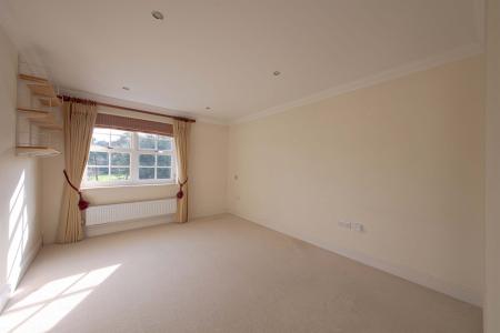 2 bedroom Flat to let in Robin Hill, Maidenhead, SL6