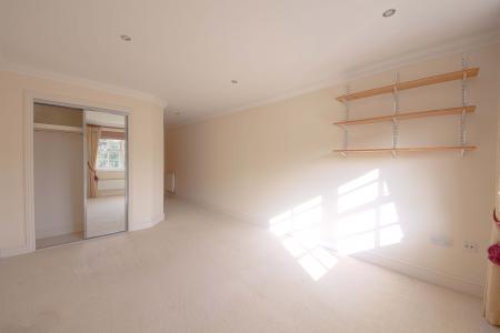 2 bedroom Flat to let in Robin Hill, Maidenhead, SL6