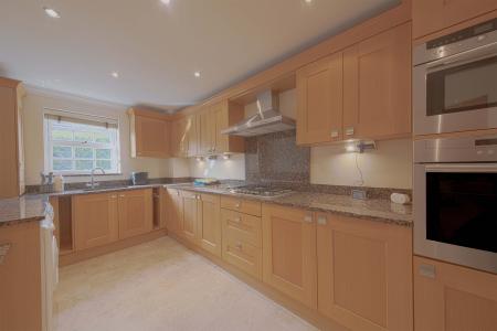 2 bedroom Flat to let in Robin Hill, Maidenhead, SL6
