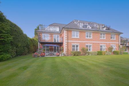 2 bedroom Flat to let in Robin Hill, Maidenhead, SL6
